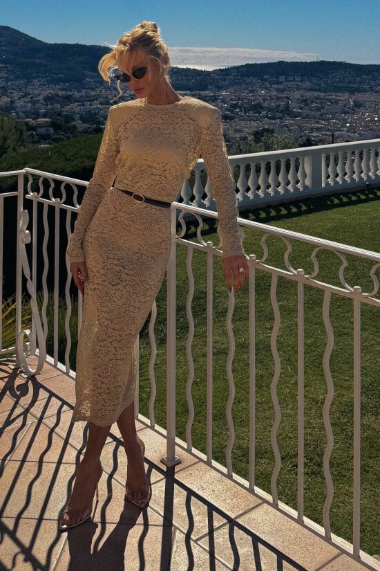 Imagem de Vestido Mídi Em Renda Com Ombreiras E Manga Longa Bege Mel Zen